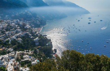 Amalfi Sahili, Positano şehrin görünümü. Boyunca renkli evleri