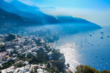 Amalfi Sahili, Positano şehrin görünümü. Boyunca renkli evleri