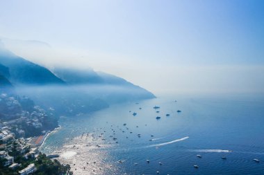 Amalfi Sahili, Positano şehrin görünümü. Boyunca renkli evleri