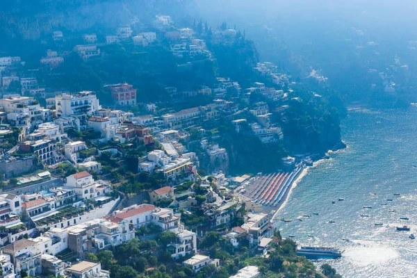 Pohled na Positano města na pobřeží Amalfi. Barevné domy podél — Stock fotografie