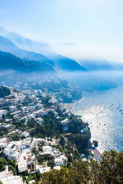 Nézd Positano város az Amalfi partvidékre. Színes házak mentén — Stock Fotó