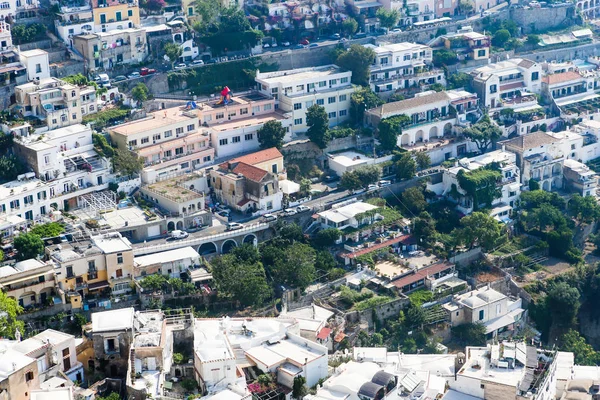 Blick auf die Stadt Positano an der Amalfiküste. Bunte Häuser entlang — Stockfoto