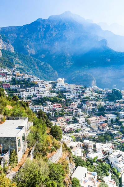 View of Positano town at Amalfi coastline. Colorful houses along — Stock Photo, Image