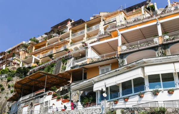 Veduta della città di Positano sulla costa amalfitana. Case colorate lungo — Foto Stock