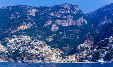 Positano kasaba Amalfi coast ve Tiren Denizi, İtalya