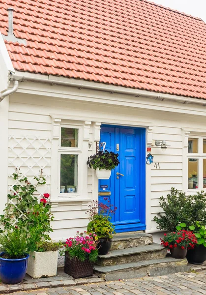 Jolie maison norvégienne avec des fleurs sur Ovre Strandgate dans le — Photo