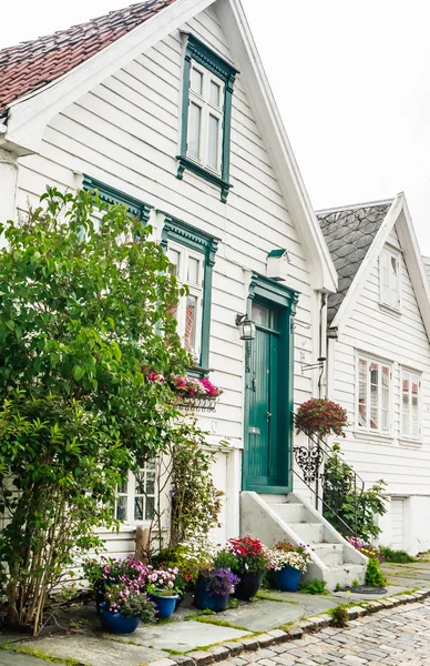 Straße mit weißen Holzhäusern im alten Zentrum von Stavanger. norw — Stockfoto