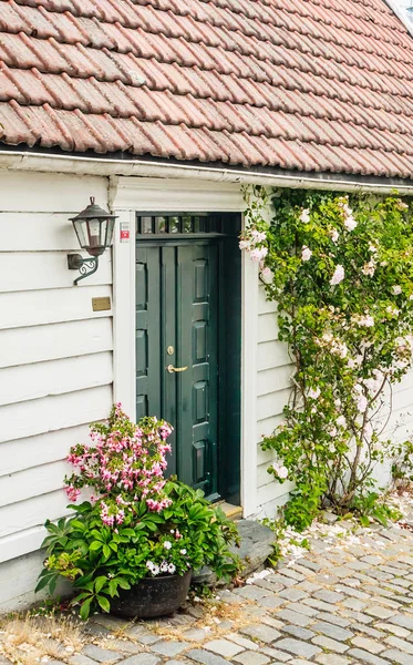 Όμορφη νορβηγική εξοχικό σπίτι με λουλούδια στο Ovre Strandgate στο — Φωτογραφία Αρχείου