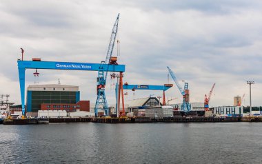 Kuzey Almanya, Kiel Limanı 'nda vinç ve kaldırma ekipmanları