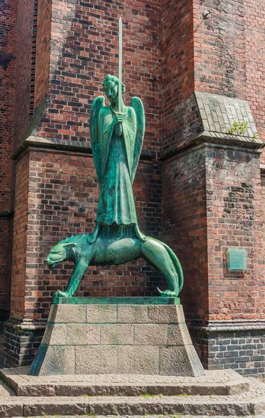 Statua Geistkampfer davanti alla chiesa di Kiel, Germania — Foto Stock
