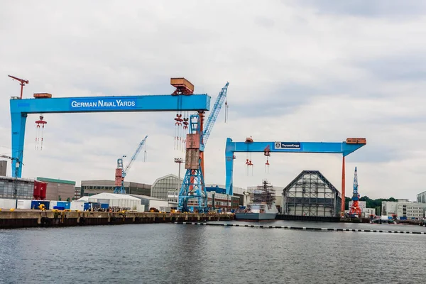 Cranes and lifting equipment at Kiel Harbour, north Germany — Stock Photo, Image