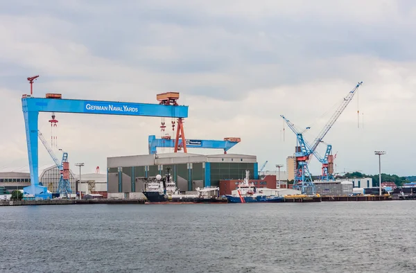 Daruk és emelőberendezések Kiel kikötőjében, Észak-Németországban — Stock Fotó
