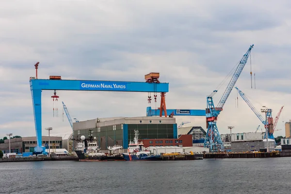 Cranes and lifting equipment at Kiel Harbour, north Germany — Stock Photo, Image