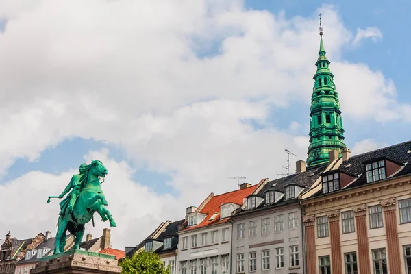 Torre de la iglesia de San Nicolás y estatua del obispo Absalón, Copenhage —  Fotos de Stock