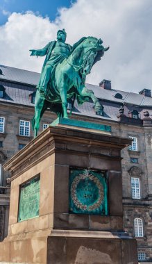 Frederik Vii 'nin Kopenhag' daki Christiansborg Kalesi meydanındaki heykeli.
