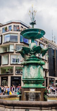 Amagertorv Meydanı. Leylek Çeşmesi ünlü alışveriş bölgesinde.