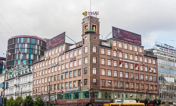 Budova s obřím teploměrem a zlatou sochou počasí gir — Stock fotografie