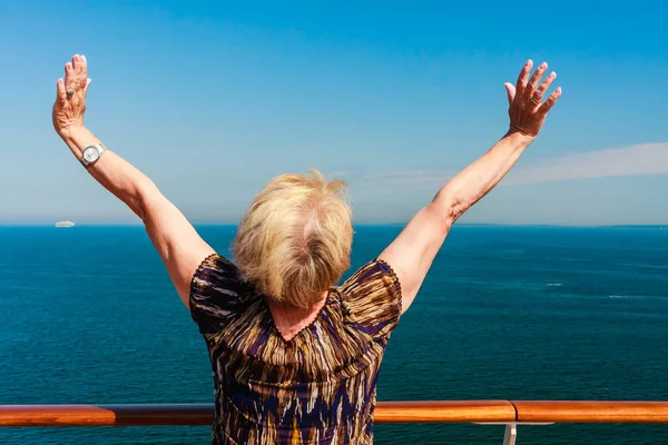 Mujer feliz libre mirando al océano en pose de libertad feliz con el brazo —  Fotos de Stock