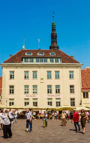 Het historische en prachtige Stadhuisplein (Raekoja plats) in T — Stockfoto