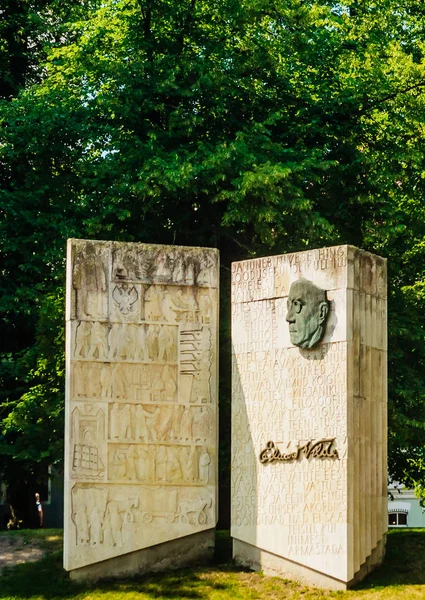에스토니아 출신의 저술가인 에두아르트 빌드의 오픈 북 기념비 — 스톡 사진