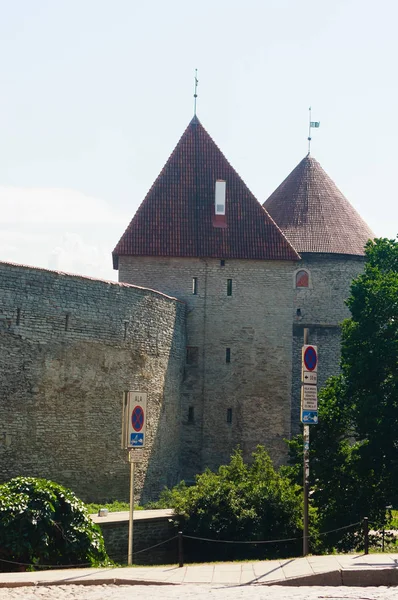 Antiguas murallas y torres de vigilancia en Tallin, Estonia — Foto de Stock