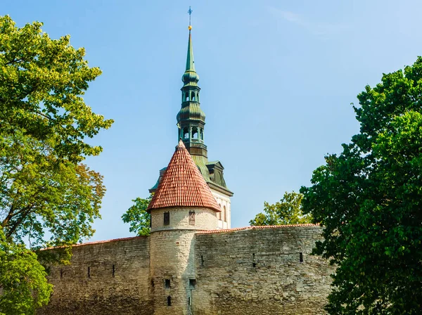 Tallinn, Estonya 'daki antik şehir duvarları ve gözetleme kuleleri
