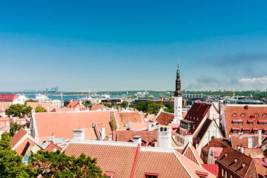 Eski kasabadaki eski binalar, liman ve şehir merkezindeki Tallinn, E