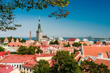 Eski kasabadaki eski binalar, liman ve şehir merkezindeki Tallinn, E