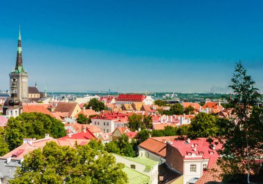 Eski kasabadaki eski binalar, liman ve şehir merkezindeki Tallinn, E