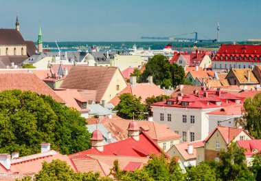 Eski kasabadaki eski binalar, liman ve şehir merkezindeki Tallinn, E