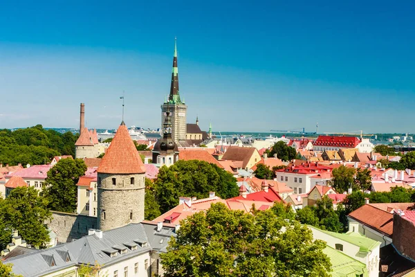 Edificios antiguos en el casco antiguo, puerto y centro de Tallin, E —  Fotos de Stock