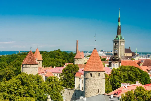 Edificios antiguos en el casco antiguo, puerto y centro de Tallin, E —  Fotos de Stock