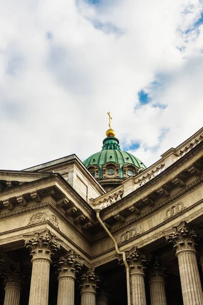 Close-up van de koepel van de Kazan kathedraal met een gouden kruis — Stockfoto