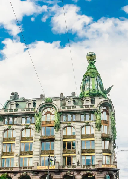 Şarkıcı Zinger Kitap Evi Nevsky Prospect 'in tarihi senti üzerine — Stok fotoğraf