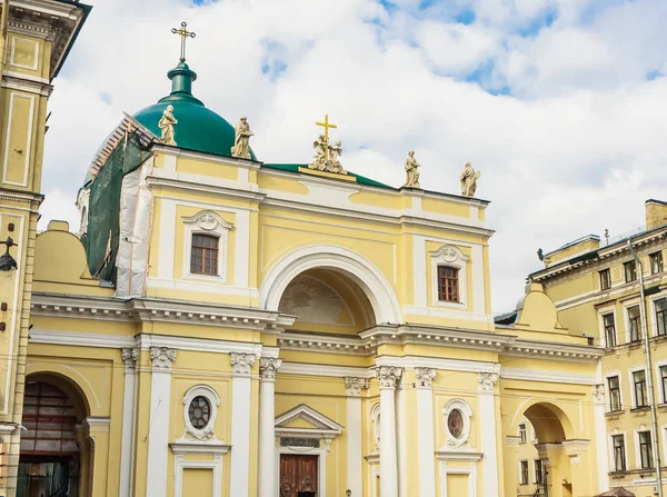 A fachada da Igreja Católica de Santa Catarina com ar monumental — Fotografia de Stock