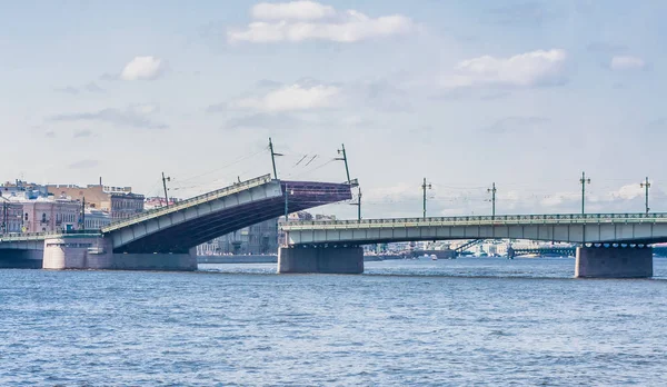 Розлучена ділянка Литынского моста наближається. Санкт-Петербург. Ру — стокове фото