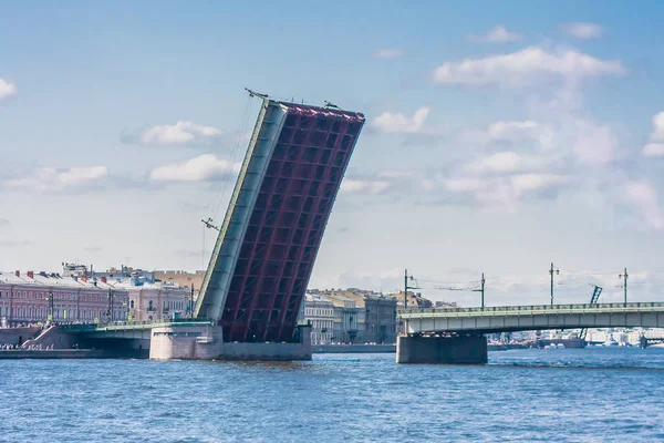 Divorced span of the Liteyny Bridge close up. St. Petersburg. Ru — Stock Photo, Image