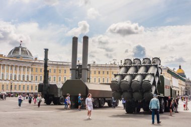 Hermitage yakınlarında Rus askeri teçhizatı. Askeri geçit töreni.