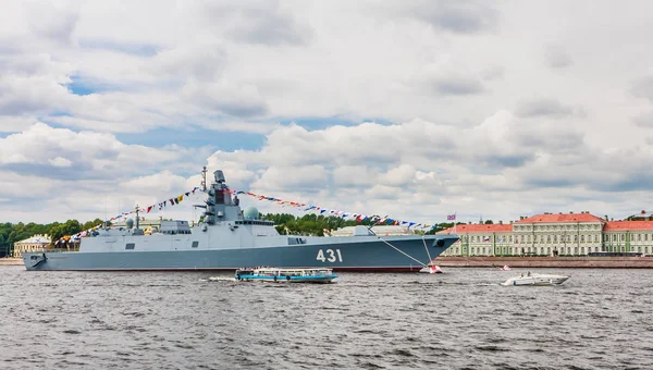 Фрегат адмирал Касатонов накануне дня российского N — стоковое фото