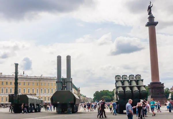 Russisches Militärgerät in der Nähe der Einsiedelei. Militärparade i — Stockfoto