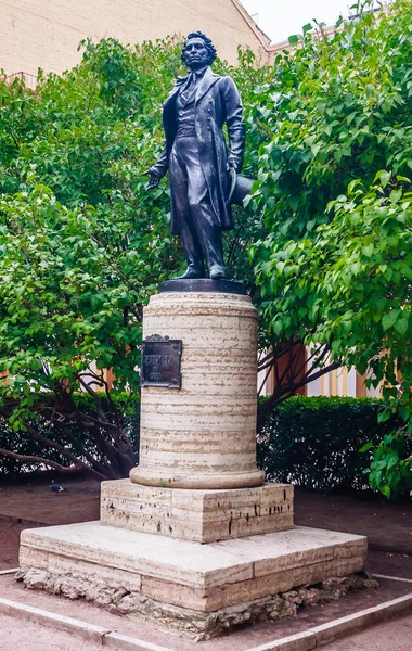 Monumento ao poeta russo Alexander Pushkin em seu apartamento-musa — Fotografia de Stock