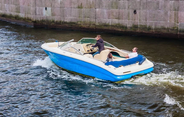 St. Petersburg 'daki Moika nehrinin kıyısında bir tur teknesi. — Stok fotoğraf