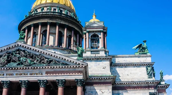 Fragment of St Isaac cathedral in Saint Petersburg, Russia, is t — Stock Photo, Image