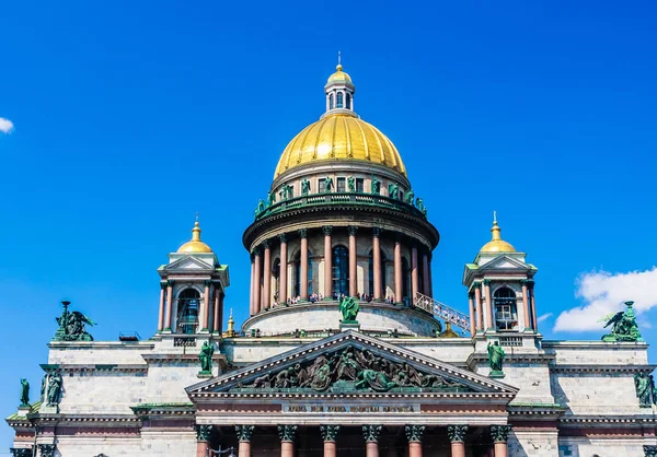 ロシアのサンクトペテルブルクにある聖イサク大聖堂は最大のcです。 — ストック写真