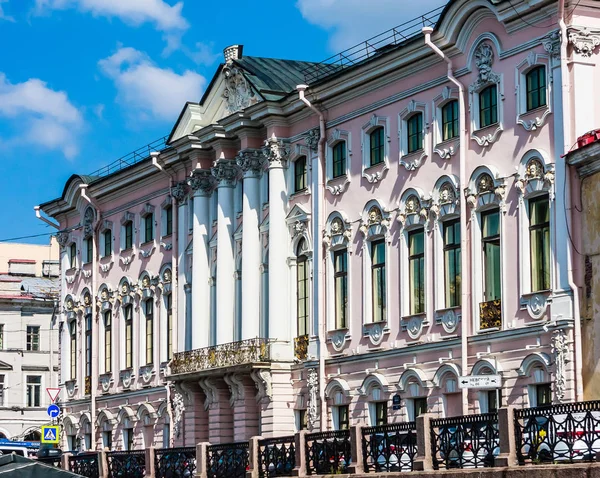 Палац Строганова, палац пізнього бароко на перехресті. — стокове фото