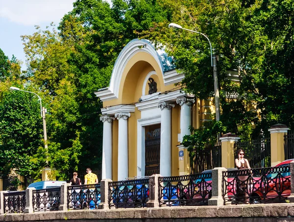 Porten till Razumovsky-palatset. Ryska statliga pedagogiska Uni — Stockfoto