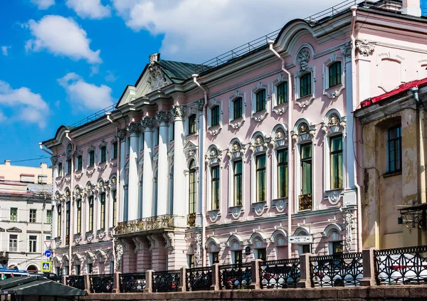 斯特罗加诺夫宫，一个位于交叉口的巴洛克晚期宫殿 — 图库照片