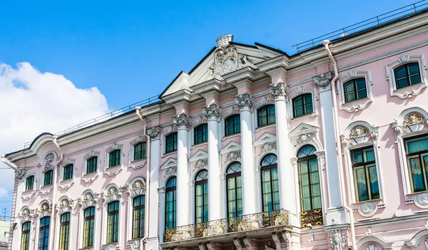Il Palazzo Stroganov, un palazzo tardo barocco all'incrocio — Foto Stock