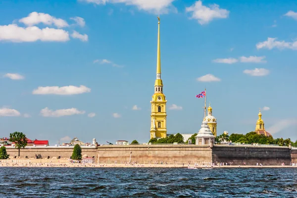 Fortaleza de Pablo y Pedro (Petropavlovskaya) en San Petersburgo , — Foto de Stock