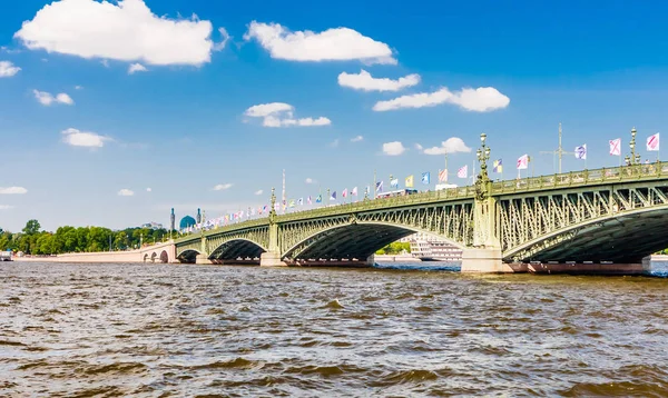 Trinity Bridge (Troitskiy Bridge) in Saint Petersburg on a beaut — Stock Photo, Image
